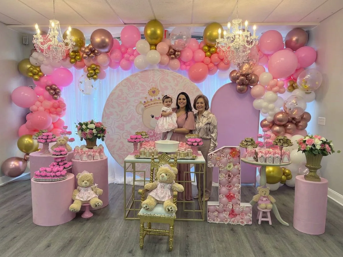 Decoración de osita reina en rosado · 4 metros, para primer añito o baby shower