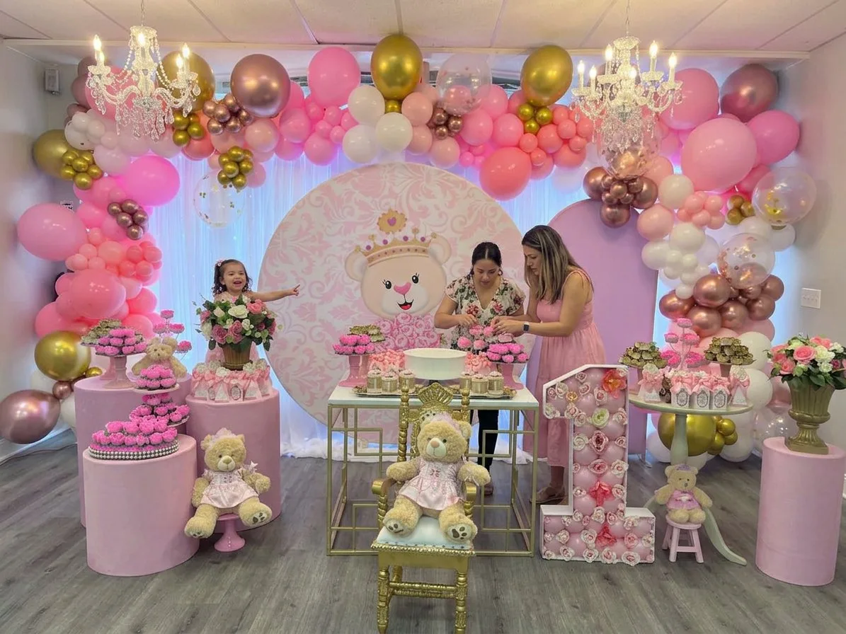 Decoración de osita reina en rosado · 4 metros, para primer añito o baby shower