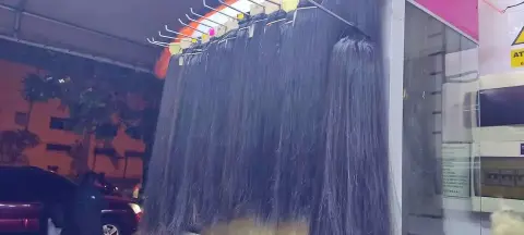 Mechones en rubio platinado, castaño, rojo y negro