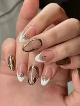 Uñas con efecto espejo y estrellas metálicas