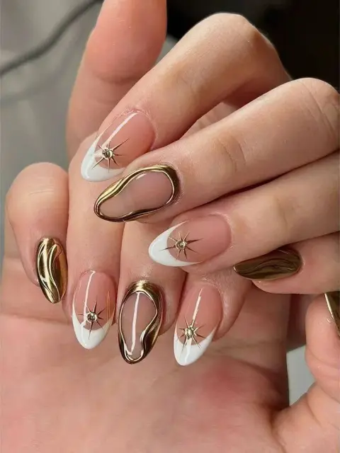 Uñas con efecto espejo y detalles metálicos