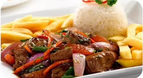 Lomo saltado con arroz y papas