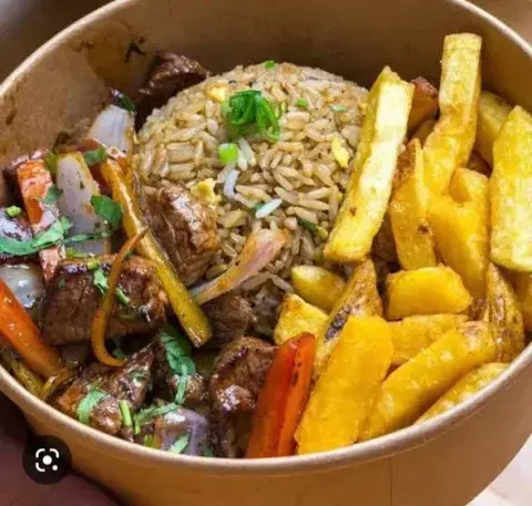 Lomo saltado con arroz y papas