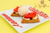Waffle con helado, fresas y plátano