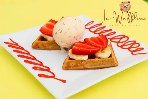 Waffle con helado, fresas y plátano