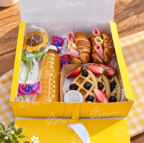 Box con waffles, croissants y fruta