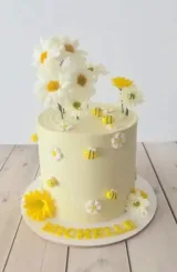 Torta con flores y abejitas con nombre personalizado