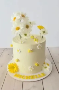 Torta con flores y abejitas con nombre personalizado