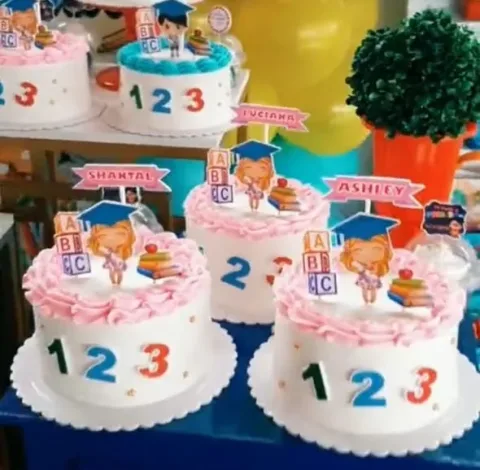 Mini tortas de graduación con birrete y ABC