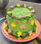 Torta verde con flores de crema para cumpleaños