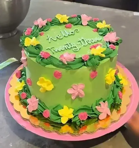 Torta verde con flores de crema para cumpleaños
