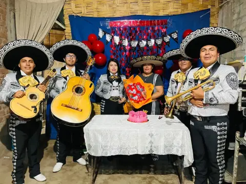 Serenata en casa para el momento del pastel