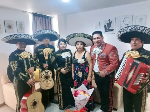 Serenata sorpresa dentro de casa