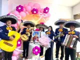 Serenata con flores para el homenaje