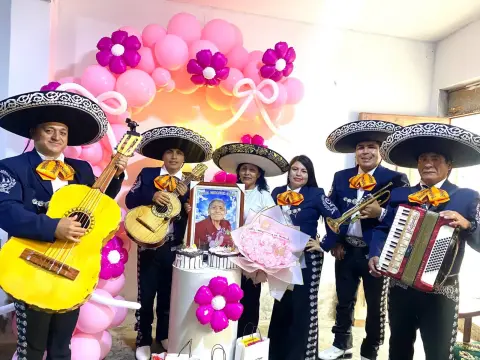 Homenaje y misa de aniversario con mariachi