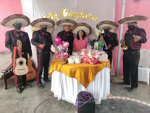 Mariachi para cumpleaños — la sorpresa en la mesa de la torta