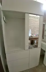 Ropero con puerta de espejo y riel colgador