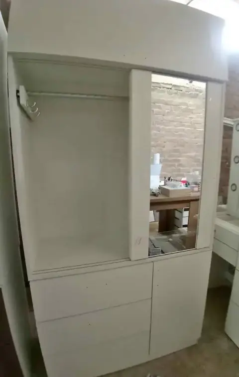 Ropero con puerta de espejo y riel colgador