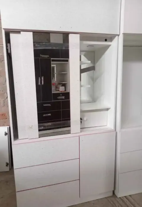 Ropero con puerta de espejo y riel colgador