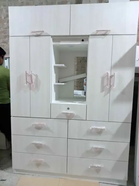 Ropero de 4 puertas con 6 cajones y espejo