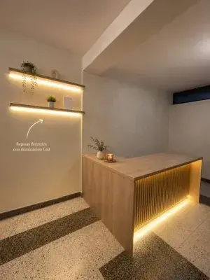 Counter de recepción con repisas flotantes