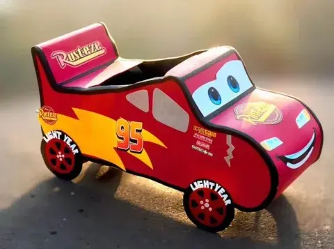 Carro de cartón Rayo McQueen 95