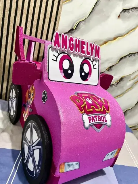 Carro de cartón de Paw Patrol con nombre