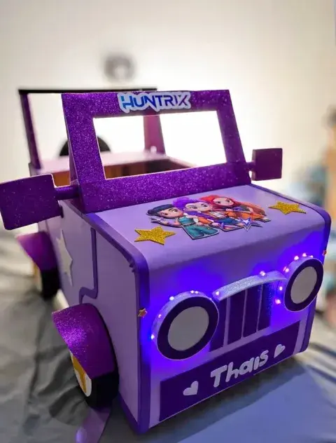 Jeep de cartón estilo Huntrix con luces led