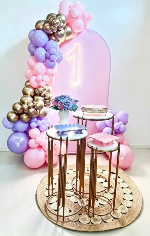 Decoración de 1 añito con arco de globos y número en neón