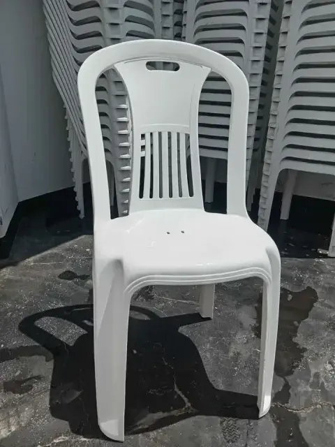 Silla de plástico blanca reforzada