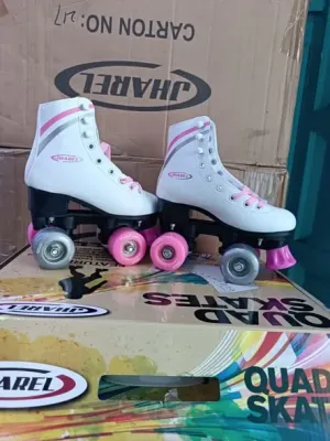 Par de patines Jharel blancos en su caja