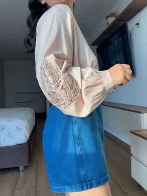 Blusa beige con bordado en la manga