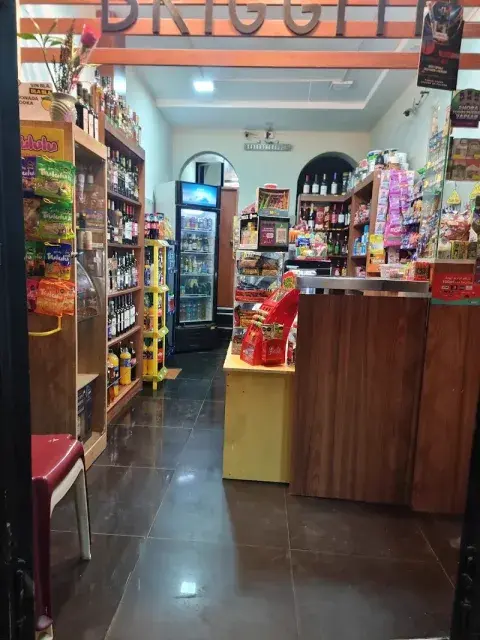Minimarket y Licorería "La Plaza"