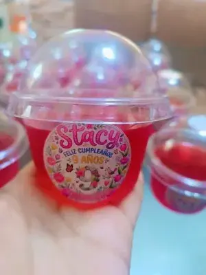 Snack bar para fiestas en Chimbote: gelatinas, pop corn en domo y algodón de azúcar con etiqueta personalizada para la mesa de cumpleaños