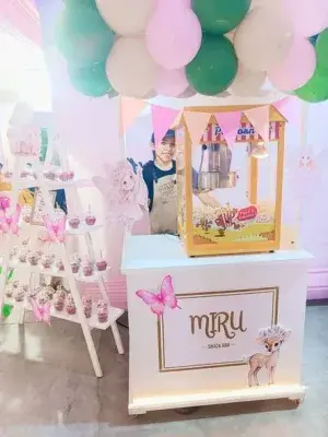 Carrito de snacks Miru con máquina de pop corn, manzanas acarameladas y decoración temática para cumpleaños y eventos en Chimbote