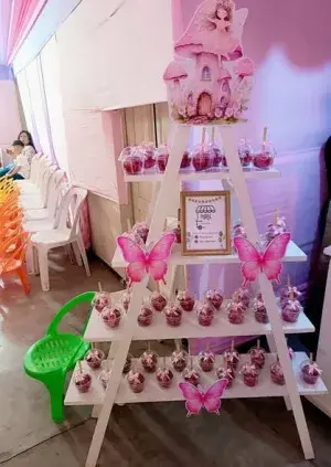 Mesa de dulces montada con escalera y frascos