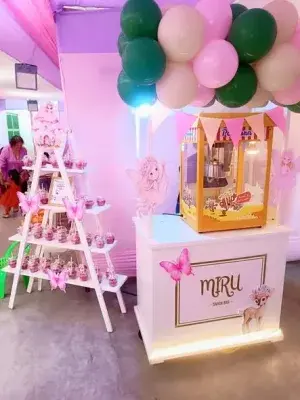 Carrito de snacks Miru con máquina de pop corn, manzanas acarameladas y decoración temática para cumpleaños y eventos en Chimbote