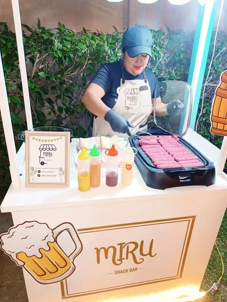 Mini hamburguesas a la parrilla con salsas de la casa