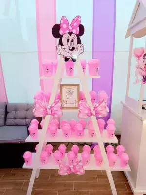 Mesa de dulces con escalera de madera y frascos