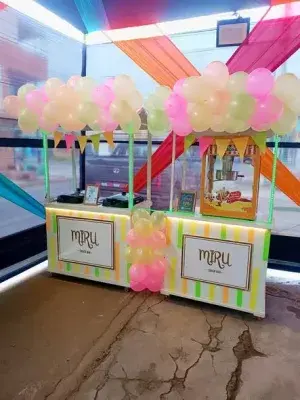 Carritos de snack bar para fiestas en Chimbote: pop corn, panchitos, mini hamburguesas y algodón de azúcar con globos y luces