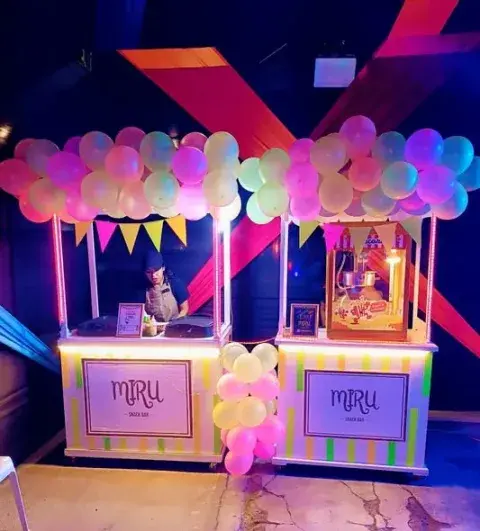 Carritos de snack bar para fiestas en Chimbote: pop corn, panchitos, mini hamburguesas y algodón de azúcar con globos y luces