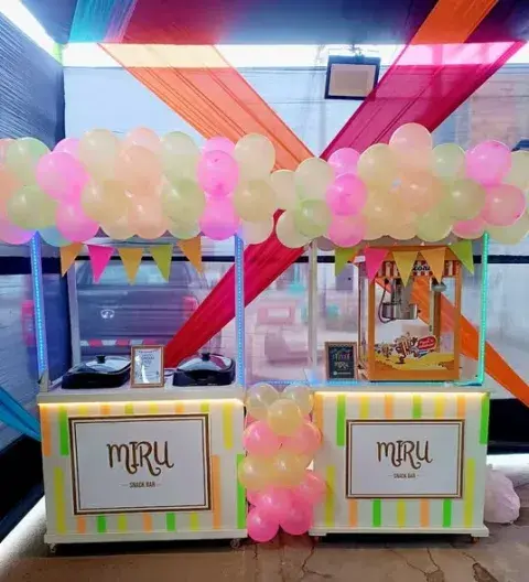 Carritos de snack bar para fiestas en Chimbote: pop corn, panchitos, mini hamburguesas y algodón de azúcar con globos y luces