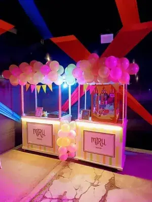 Carritos de snack bar para fiestas en Chimbote: pop corn, panchitos, mini hamburguesas y algodón de azúcar con globos y luces