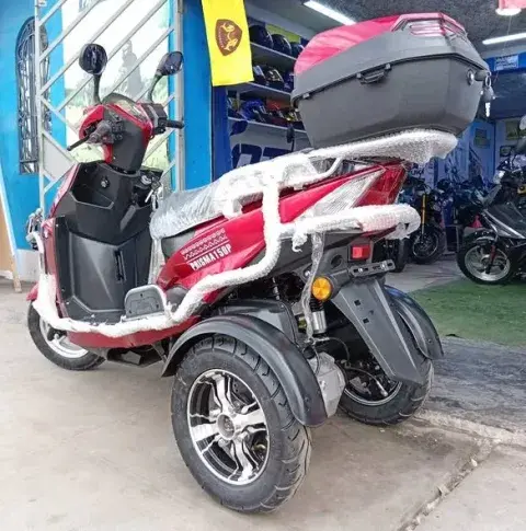 Kit de accesorios para trimoto: maletero, parabrisas y defensas