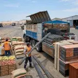 Transporte de producción local: acero, muebles y granos