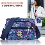 Bolso cruzado con estampado de hojas