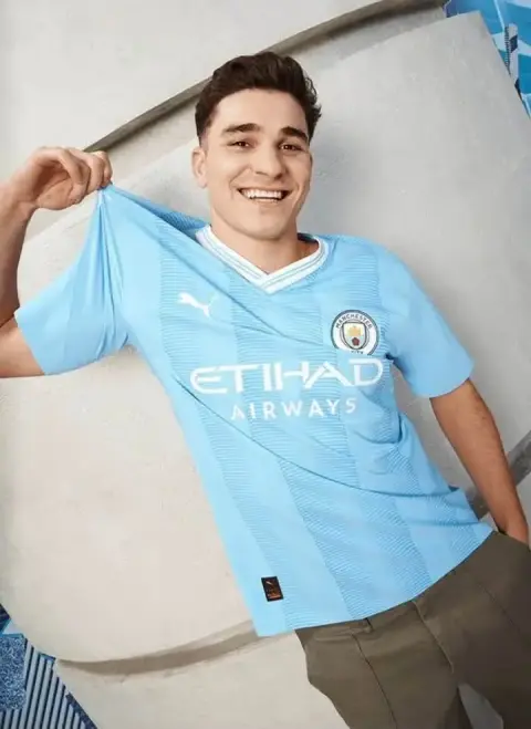 Camiseta de fútbol celeste