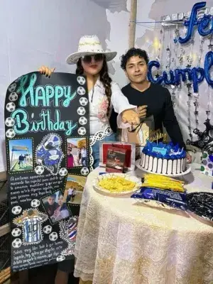 Show y decoración de cumpleaños con panel Happy Birthday