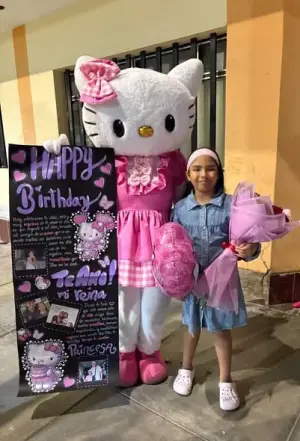 Visita sorpresa de Hello Kitty con panel personalizado