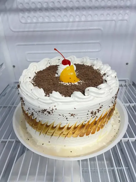 Torta de chantilly con durazno y cereza